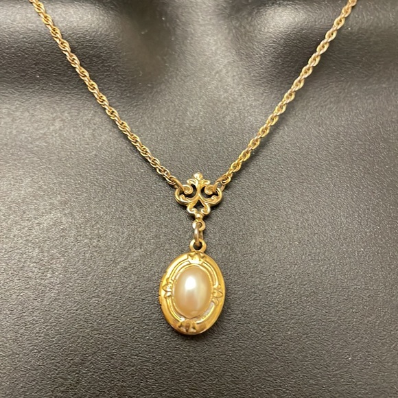 1928 Jewelry - ⭐️ 1928 Jewelry Co Vintage Gold Oval Locket Pendant with Cream White Faux Pearl